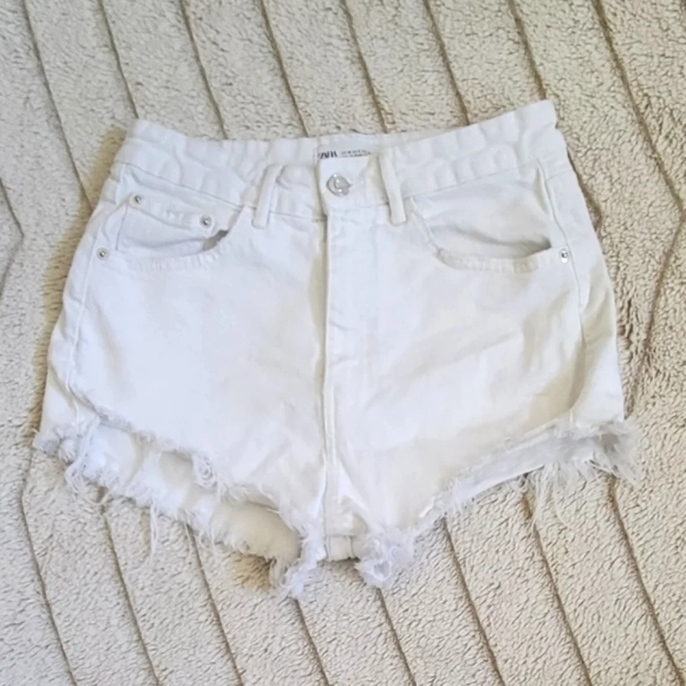 Zara High Rise Distressed Short - Picture 2 of 6